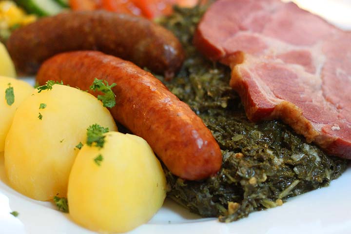 Oldenburger Grünkohl mit Kasseler, Pinkel, Kochwurst und Kartoffeln