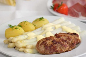 Spargelessen mit Kartoffeln, Schweinemedaillons und Sauce Hollandaise